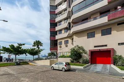 O edifício onde o apartamento está situado