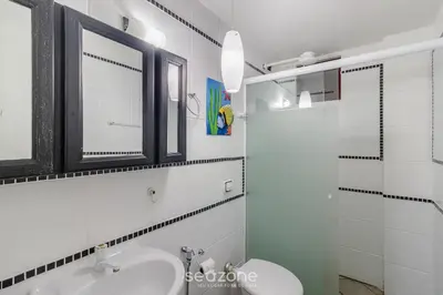 Uma casa de banho em Aptos em Prédio à Beira-mar em Meia Praia, Itapema - EVBs