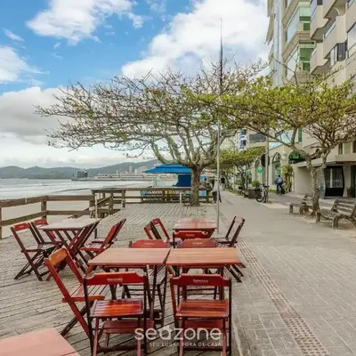 Aptos em Prédio à Beira-mar em Meia Praia