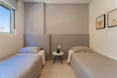 Uma cama ou camas num quarto em Mario Guilherme - Apto - 203 - Lindo apartamento condomínio de alto padrão com piscina e academia.