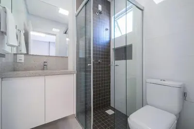 Uma casa de banho em Mario Guilherme - Apto - 203 - Lindo apartamento condomínio de alto padrão com piscina e academia.