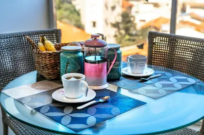 Comodidades para chá e café em Mario Guilherme - Apto - 303 - Lindo apartamento condomínio de alto padrão com piscina e academia.