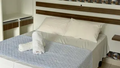 Uma cama ou camas num quarto em Loft Bombinhas Van Gogh