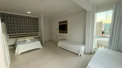 Uma cama ou camas num quarto em Loft Bombinhas Van Gogh