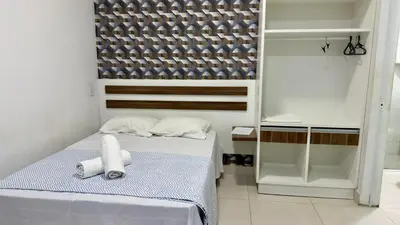 Uma cama ou camas num quarto em Loft Bombinhas Van Gogh