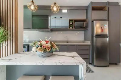 A cozinha ou kitchenette de Apartamento 2 suítes com Piscina Centro Bombinhas