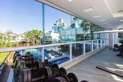O centro de fitness e/ou as comodidades de fitness de Varandas do Atlântico - Confortável Apto em Condomínio Pé na Areia