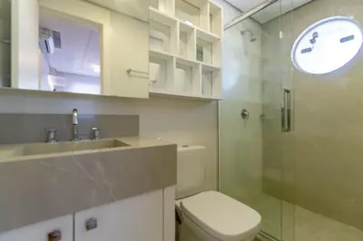 Uma casa de banho em Varandas do Atlântico - Confortável Apartamento em Condo Pé na Areia