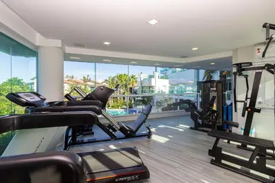 O centro de fitness e/ou as comodidades de fitness de Varandas do Atlântico - Confortável Apartamento em Condo Pé na Areia