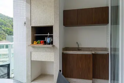 A cozinha ou kitchenette de Varandas do Atlântico - Aconchegante Apartamento em Condo Pé na Areia