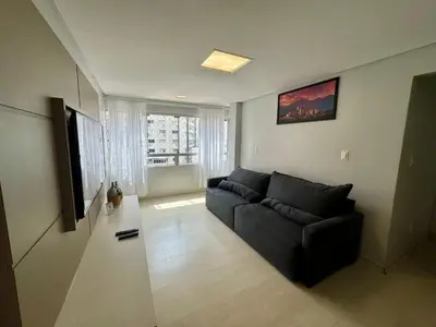 Uma área de estar em Apto 2 Quartos, Ar, garagem e Praia Central a Pé