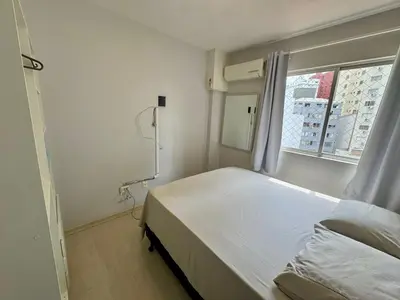 Uma cama ou camas num quarto em Apto 2 Quartos, Ar, garagem e Praia Central a Pé