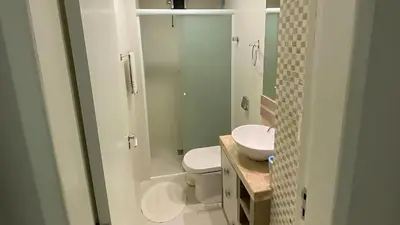 Uma casa de banho em Apto 2 Quartos, Ar, garagem e Praia Central a Pé