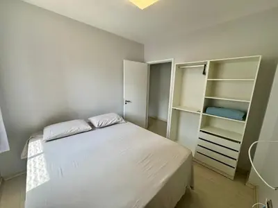 Uma cama ou camas num quarto em Apto 2 Quartos, Ar, garagem e Praia Central a Pé
