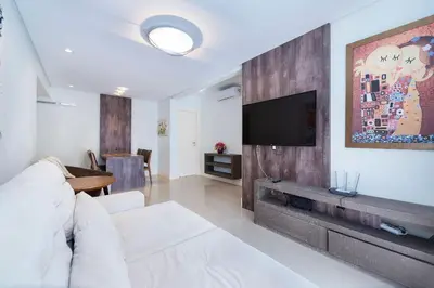 Uma televisão e/ou sistema de entretenimento em Porto Canoas 203 - Apto 2 quartos a 150 metros da Praia de Bombas