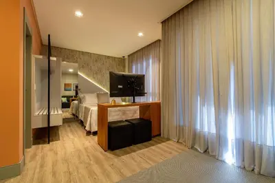Uma televisão e/ou sistema de entretenimento em Aion 102 - Apto mono ambiente - 50 metros do mar!