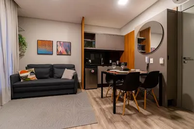 Uma área de estar em Aion 104 - Flat c/ cozinha - 50 metros da praia