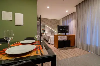 Uma televisão e/ou sistema de entretenimento em Aion 104 - Flat c/ cozinha - 50 metros da praia