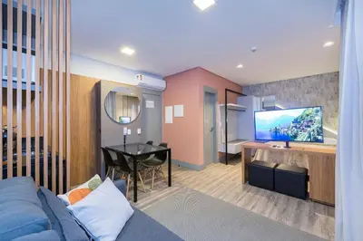 Uma televisão e/ou sistema de entretenimento em Aion 202 - Loft c/ cozinha - 50 metros da Praia