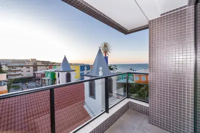 Uma vista do mar geral ou uma vista do mar a partir do apartamento