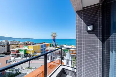 Uma vista do mar geral ou uma vista do mar a partir do apartamento