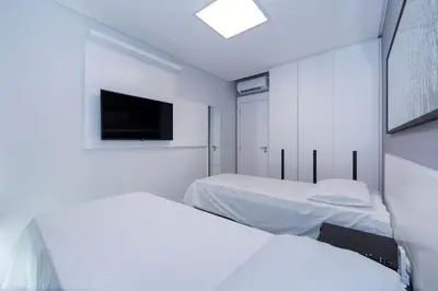 Uma cama ou camas num quarto em Adra 102 - 3 Quartos - 2 Vagas de Garagem | Centro de Bombinhas