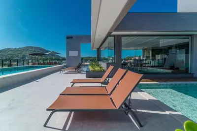A piscina em ou perto de Adra 306 - Cobertura Duplex com 3 suítes - Centro de Bombinhas
