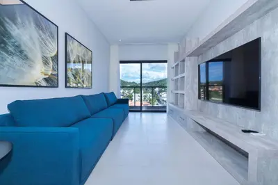 Uma televisão e/ou sistema de entretenimento em Adra 306 - Cobertura Duplex com 3 suítes - Centro de Bombinhas