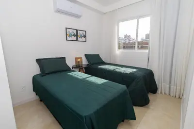 Uma cama ou camas num quarto em Terrazzo 401A - Apto 2 quartos em condomínio de luxo à 300 metros da Praia de Bombas