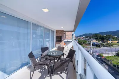 Uma vista geral da montanha ou uma vista da montanha a partir do apartamento