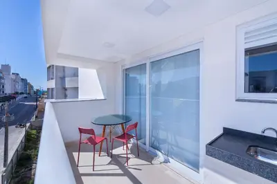 Uma varanda ou terraço em Terrazzo 402B - Apto 2 suítes em condomínio de luxo à 300 metros da Praia de Bombas