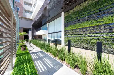 Um jardim no exterior de Terrazzo 402B - Apto 2 suítes em condomínio de luxo à 300 metros da Praia de Bombas