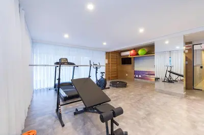O centro de fitness e/ou as comodidades de fitness de Terrazzo 402B - Apto 2 suítes em condomínio de luxo à 300 metros da Praia de Bombas
