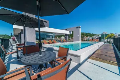 A piscina em ou perto de Adra 103 - 3 Quartos - 2 Vagas de Garagem | Centro de Bombinhas
