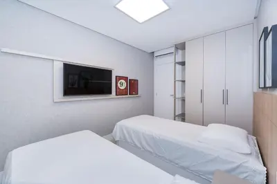 Uma cama ou camas num quarto em Adra 103 - 3 Quartos - 2 Vagas de Garagem | Centro de Bombinhas