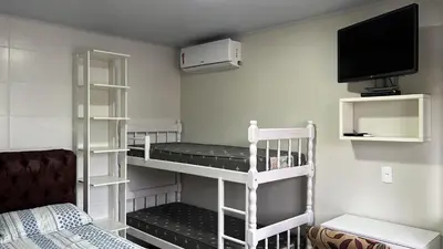 Uma cama ou camas num quarto em APTO3 COM AR COND. WIFI E TV SMART