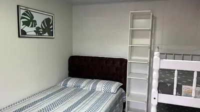 Uma cama ou camas num quarto em APTO3 COM AR COND. WIFI E TV SMART