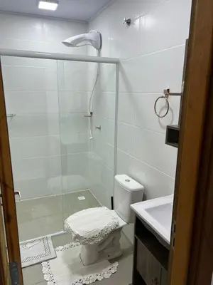 Uma casa de banho em APTO3 COM AR COND. WIFI E TV SMART