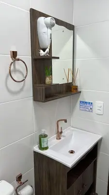 Uma casa de banho em APTO3 COM AR COND. WIFI E TV SMART