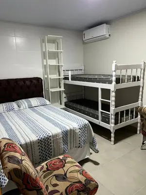 Uma cama ou camas num quarto em APTO3 COM AR COND. WIFI E TV SMART
