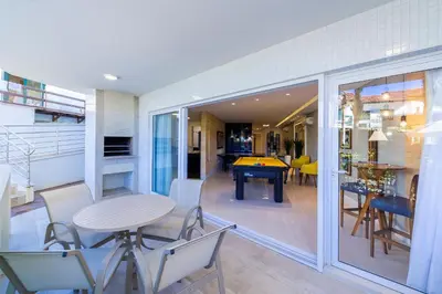 A cozinha ou kitchenette de Varandas do Atlântico 01A – Frente Mar em Bombas