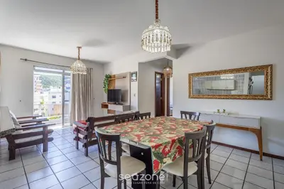 Uma televisão e/ou sistema de entretenimento em Apto 2Q 180m da praia com Garagem ERU032