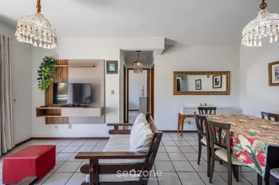 Uma televisão e/ou sistema de entretenimento em Apto 2Q 180m da praia com Garagem ERU032