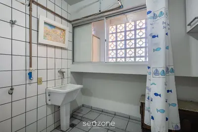 Uma casa de banho em Apto 2Q 180m da praia com Garagem ERU032