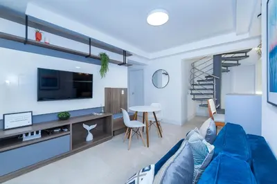 Uma televisão e/ou sistema de entretenimento em Terrazzo 602B - Cobertura duplex 2 suítes em condomínio de luxo à 300 metros da Praia de Bombas