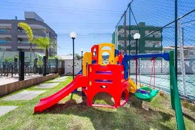 A área de jogos para crianças em Terrazzo 602B - Cobertura duplex 2 suítes em condomínio de luxo à 300 metros da Praia de Bombas