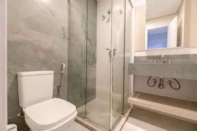 Uma casa de banho em Porto Madero - Apartamento Alto Padrão em Condo com Piscina