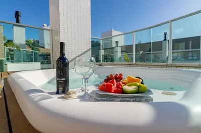 Bebidas em Cobertura Espetacular com Jacuzzi Privativa em Condo de Luxo