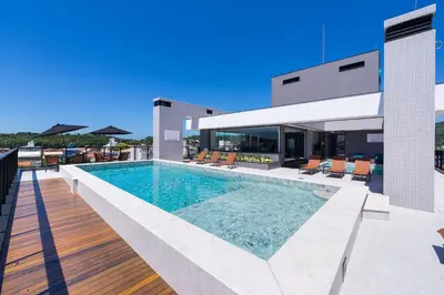 A piscina em ou perto de Adra 106 - 3 Quartos - 2 Vagas de Garagem | Centro de Bombinhas