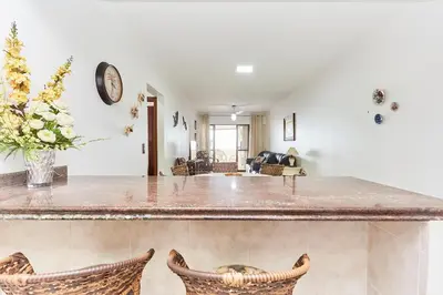 A planta de 950 Apartamento em Bombinhas com 3 dormitórios. VISTA PARA O MAR